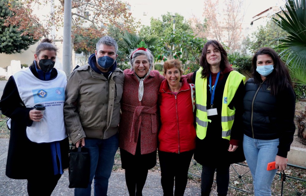 Δήμος Αθηναίων: Εθελοντές του Κοινωνικού Κομμωτηρίου φρόντισαν άστεγους στους δρόμους της πόλης (pics)