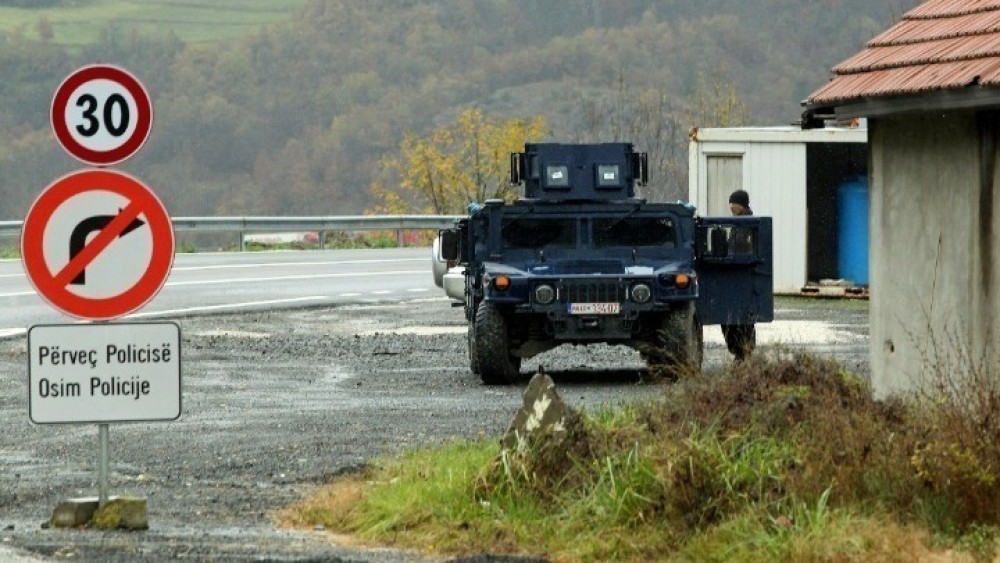 Απέκλεισε αυτοκινητόδρομο προς Κόσοβο η Σερβία &#8211; Αγώνας δρόμου της Πρίστινα για αποκλιμάκωση