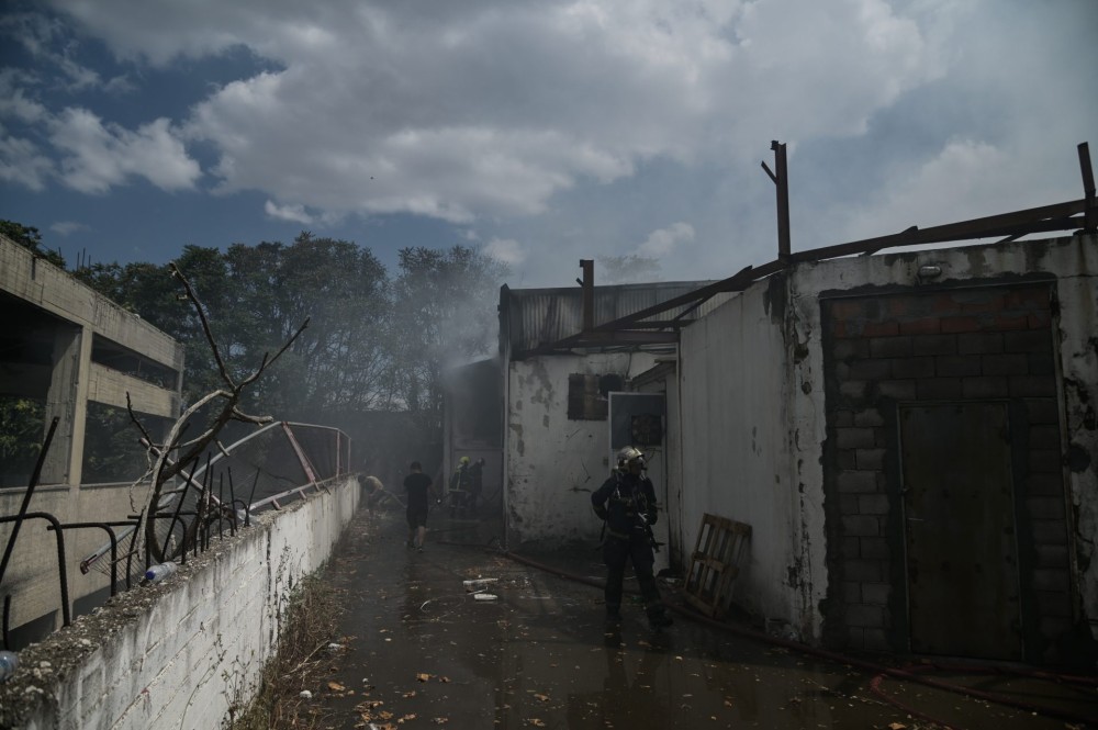 Υπό μερικό έλεγχο η φωτιά σε οικισμό Ρομά στη Θεσσαλονίκη