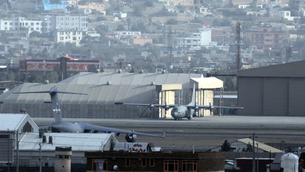 Έκρηξη στο στρατιωτικό αεροδρόμιο της Καμπούλ-Φόβοι για δεκάδες νεκρούς