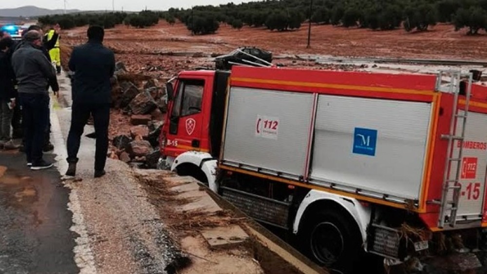 Ισπανία: Τουλάχιστον τρεις  νεκροί και τέσσερις  αγνοούμενοι από την πτώση λεωφορείου σε ποτάμι