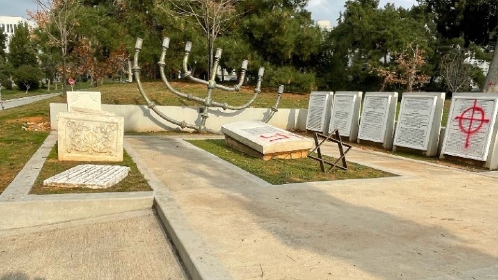 Καταδίκη του βανδαλισμού του εβραϊκού μνημείου στη Θεσσαλονίκη από τον πρέσβη Νόαμ Κατς