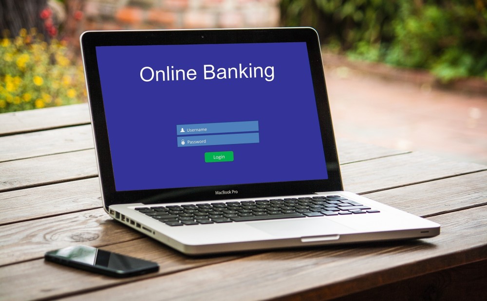 e-banking: Αποζημίωση των καταναλωτών αν πέσουν θύματα ηλεκτρονικής απάτης