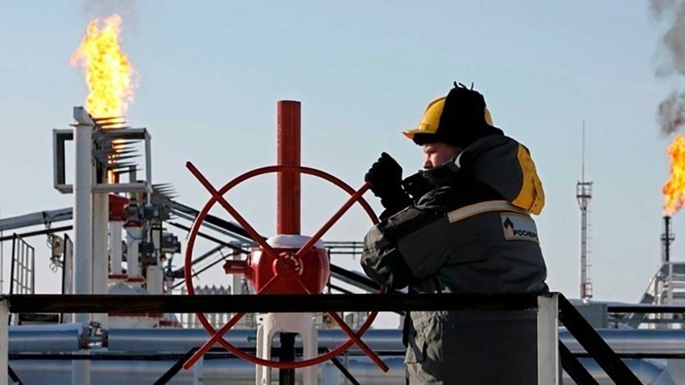 Μειώνονται τα έσοδα της Μόσχας από τις εξαγωγές αργού πετρελαίου μετά την επιβολή πλαφόν από τη Δύση