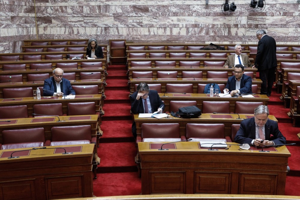 Σόου ΣΥΡΙΖΑ στη Βουλή: Παίζουν με τους θεσμούς που&#8230; επικαλούνται