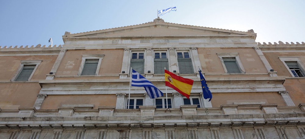 Βουλή και ΥΠΕΞ ύψωσαν την ισπανική σημαία