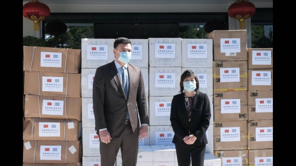 Τη δωρεά 20.000 προστατευτικών μασκών από την Κίνα παρέλαβε το υπουργείο Μετανάστευσης και Ασύλου