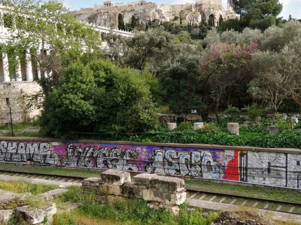 Αντιγκράφιτι επιχείρηση του δήμου Αθηναίων σε γραμμές ΗΣΑΠ &#8211; Πάρκο Θησείου