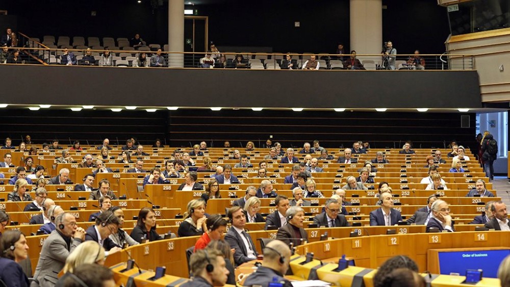 Σκάνδαλο: Ευρωβουλευτές μοίραζαν κοινοτικό χρήμα στα κόμματά τους