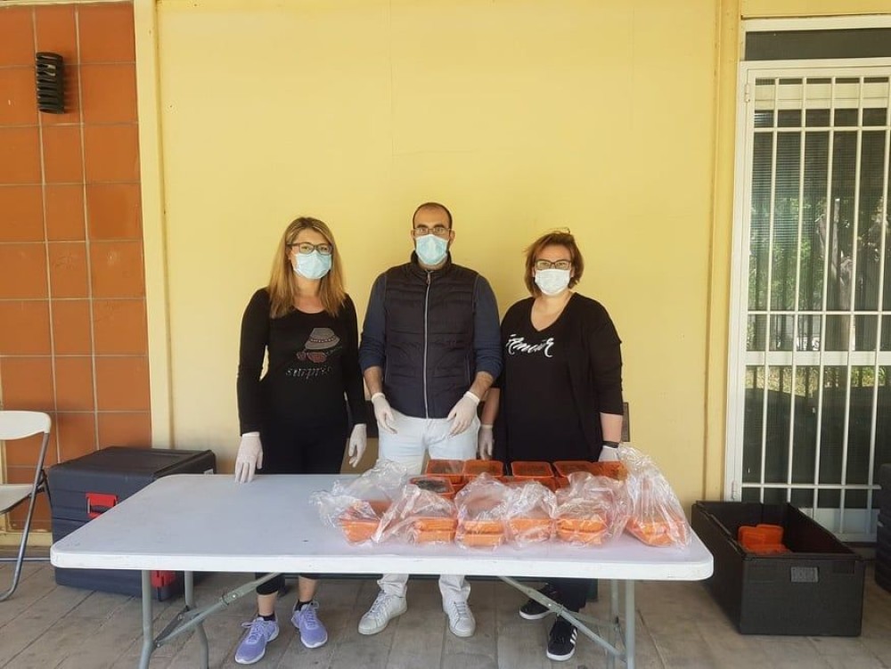 Γεύματα σε ευάλωτους συμπολίτες προσφέρουν Περιφέρεια Αττικής-Δήμος Αχαρνών