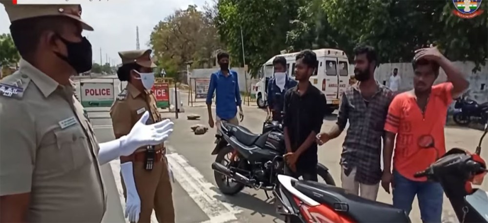 Ινδία: Απίστευτο βίντεο &#8211; Ο ακραίος τρόπος της αστυνομίας με τους αντάρτες του κορωνοϊού