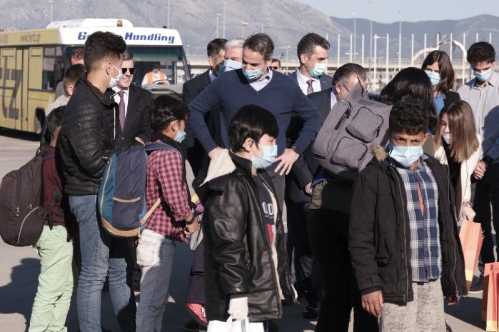 Μητσοτάκης: Αποχαιρέτησε 50 προσφυγόπουλα που έφυγαν για Γερμανία