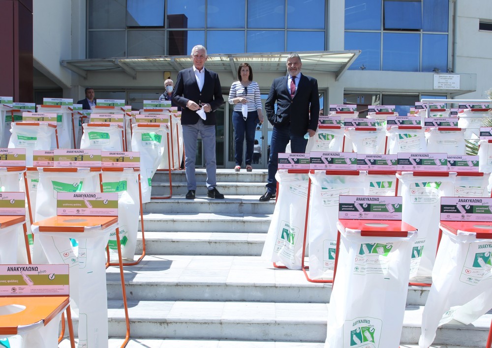 Παράδοση κάδων εσωτερικής ανακύκλωσης από τον Περιφερειάρχη Αττικής σε Περιστέρι και Ίλιον