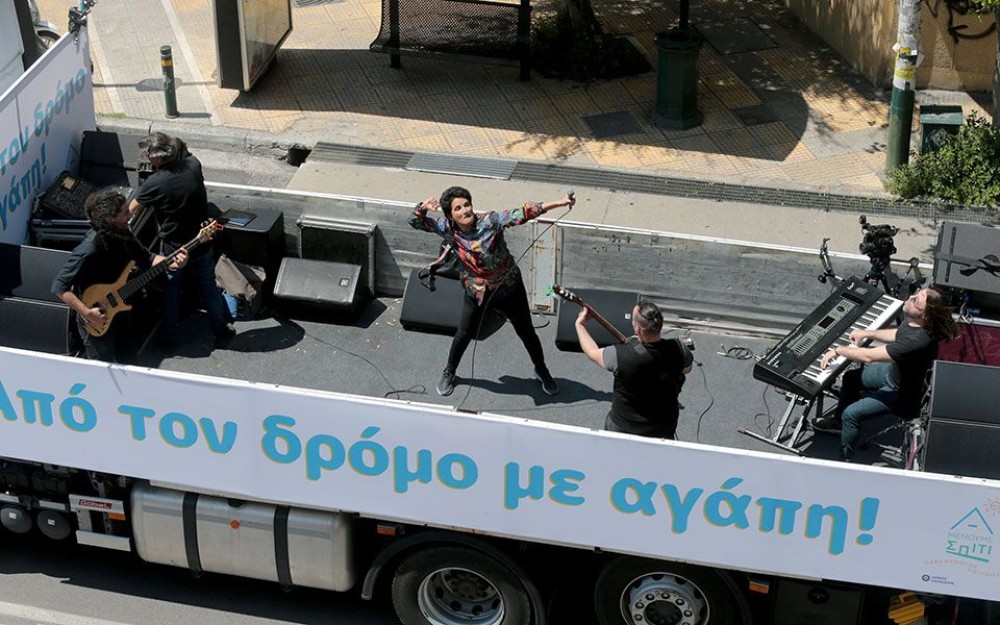 Συναυλία της Πρωτοψάλτη στους δρόμους της Αθήνας πάνω σε&#8230; καρότσα (pic)