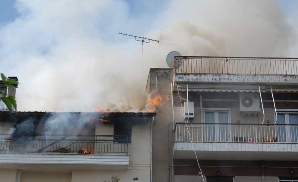Τρίκαλα: Μεγάλη φωτιά σε διαμέρισμα στο κέντρο της πόλης (pic)