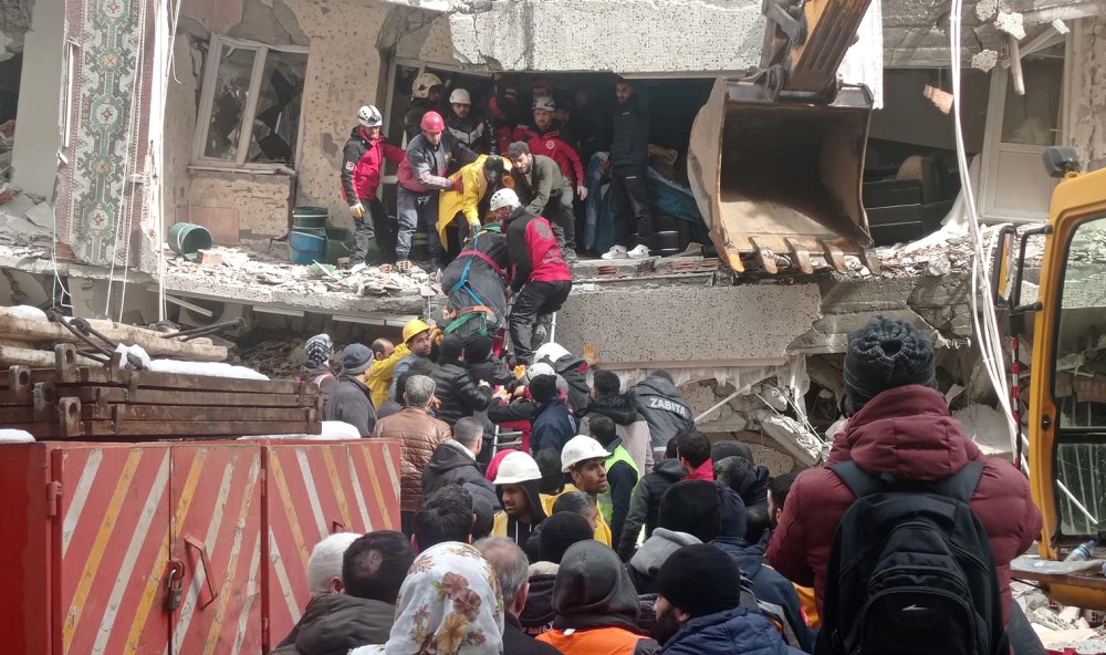 Συγκλονιστικά βίντεο από τον καταστροφικό σεισμό σε Τουρκία-Συρία