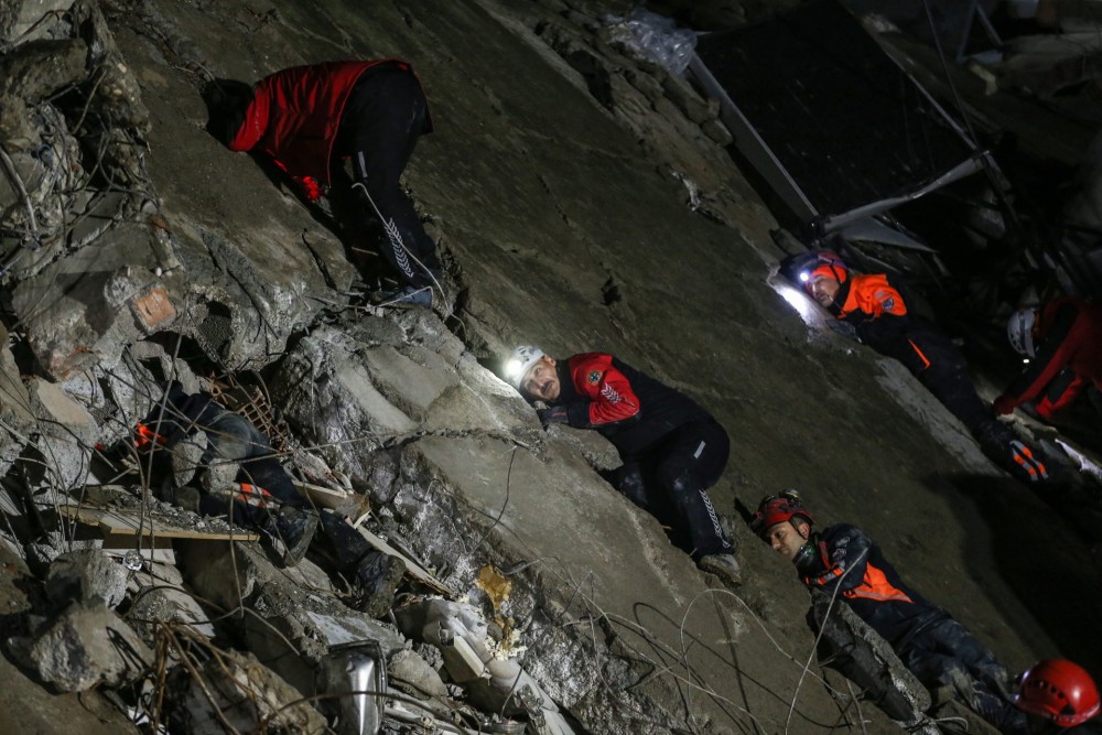 Σεισμός στην Τουρκία: Τραγωδία δίχως τέλος &#8211; Πάνω από 5.000 νεκροί, αγώνας δρόμου για επιζώντες