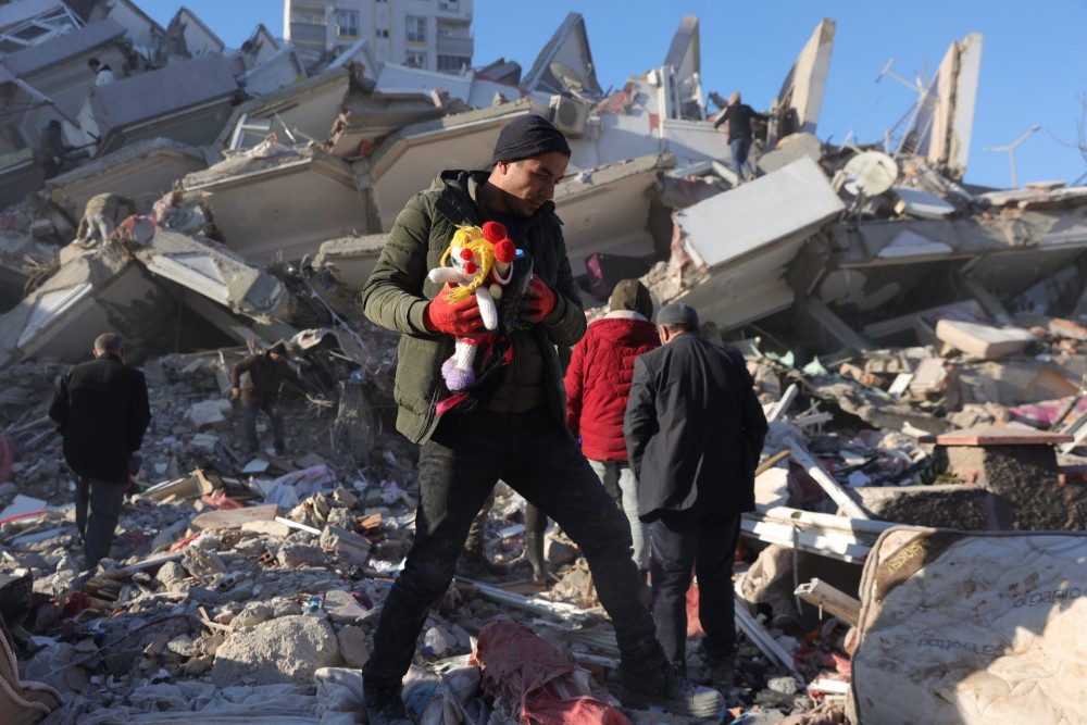 Δραματική η κατάσταση σε Τουρκία-Συρία: Πάνω από 16.000 νεκροί-Νέα βοήθεια από την Ελλάδα συνοδεία Στυλιανίδη