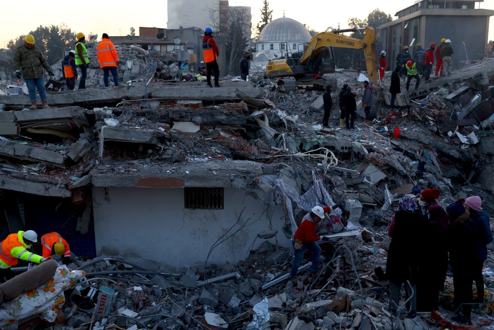Σεισμός στην Τουρκία: Σπίτι σηκώθηκε στον αέρα και προσγειώθηκε σε αυτοκίνητα