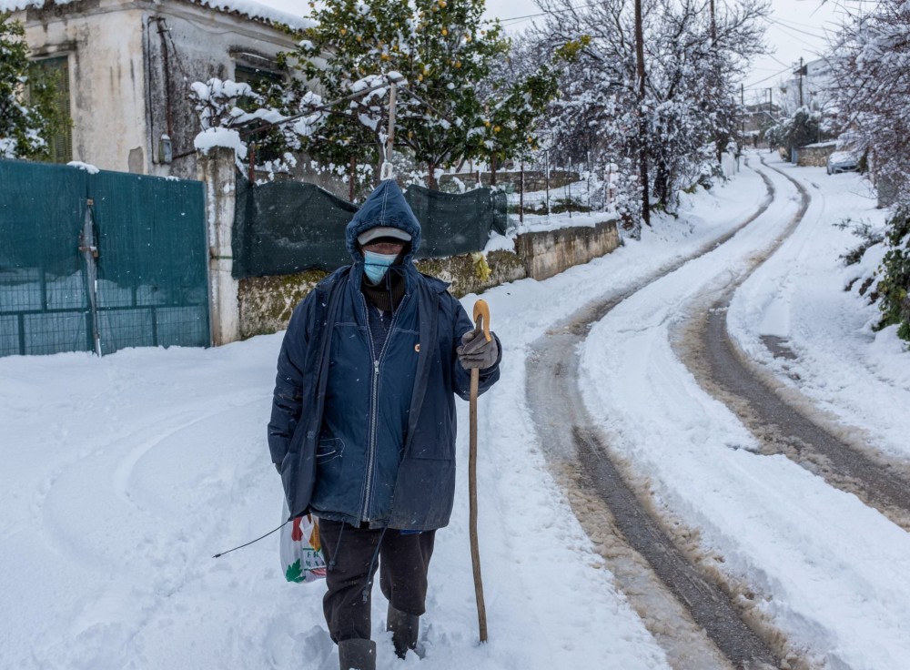 Συνεχίζονται τα προβλήματα στη Στερεά Ελλάδα από τα χιόνια και τον παγετό