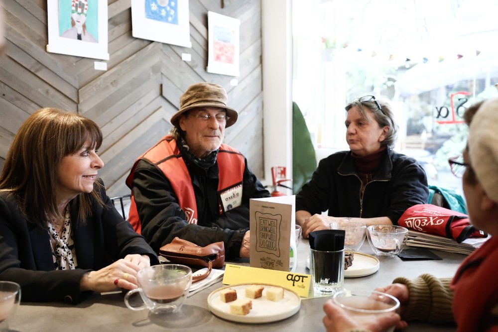 Με άστεγους πωλητές του περιοδικού «Σχεδία» συναντήθηκε η Σακελλαροπούλου