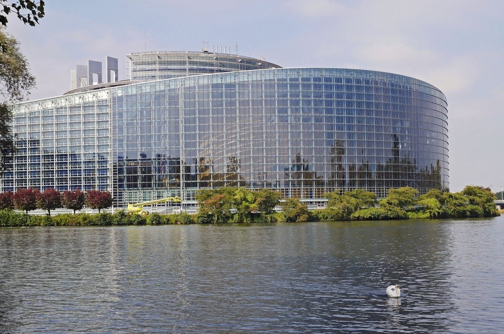 Επιτροπή νομικών υποθεσέων ΕΚ: Yπέρ της άρσης ασυλίας των ευρωβουλευτών Ταραμπέλα και Κοτσολίνο