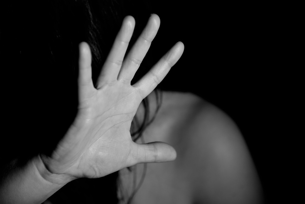 Ενδοοικογενειακή βία στο Ηράκλειο: Τη χτύπησε και την απείλησε με μαχαίρι