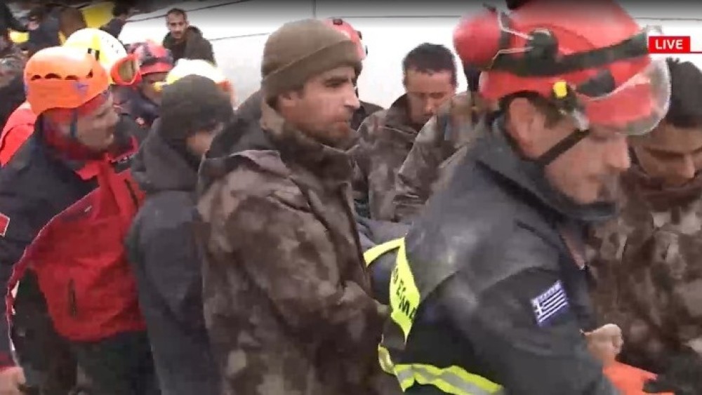 Σεισμός στην Τουρκία: Η  ΕΜΑΚ εντόπισε ζωντανό και νεό παιδί  &#8211; Το κάλυπτε η νεκρή μητέρα του