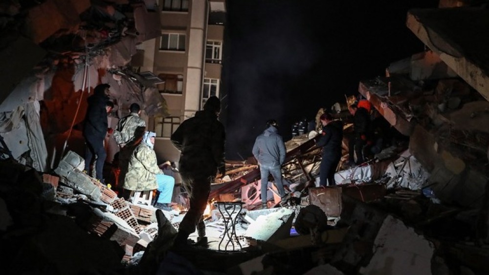 Συγκλονιστικό βίντεο από τη στιγμή που ο φονικός σεισμός «χτυπά» την Τουρκία