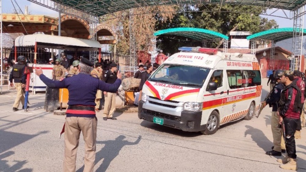 Πακιστάν: Τουλάχιστον 47 οι νεκροί και σχεδόν 180 τραυματίες από επίθεση καμικάζι σε τέμενος