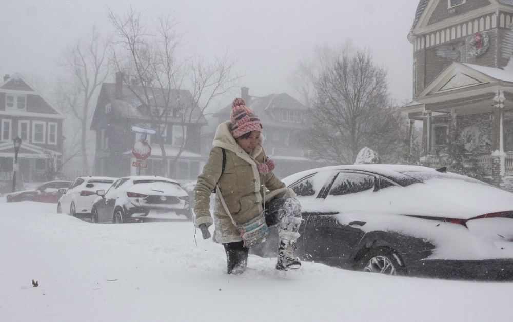 ΗΠΑ: Πυκνή χιονόπτωση στην Καλιφόρνια &#8211; Δρόμοι έκλεισαν, χιλιάδες νοικοκυριά χωρίς ρεύμα