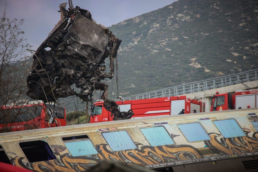 Τραγωδία στα Τέμπη: Έβαψαν με μαύρη μπογιά βαγόνια του ΟΣΕ