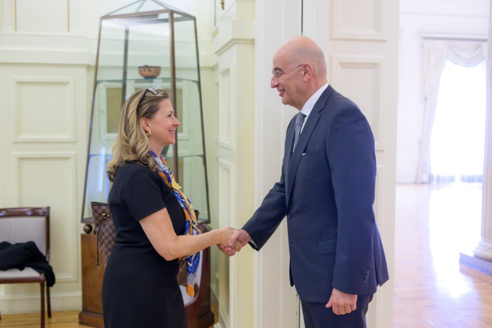 Συνάντηση Δένδια με τη νέα πρεσβευτή του Καναδά στην Ελλάδα