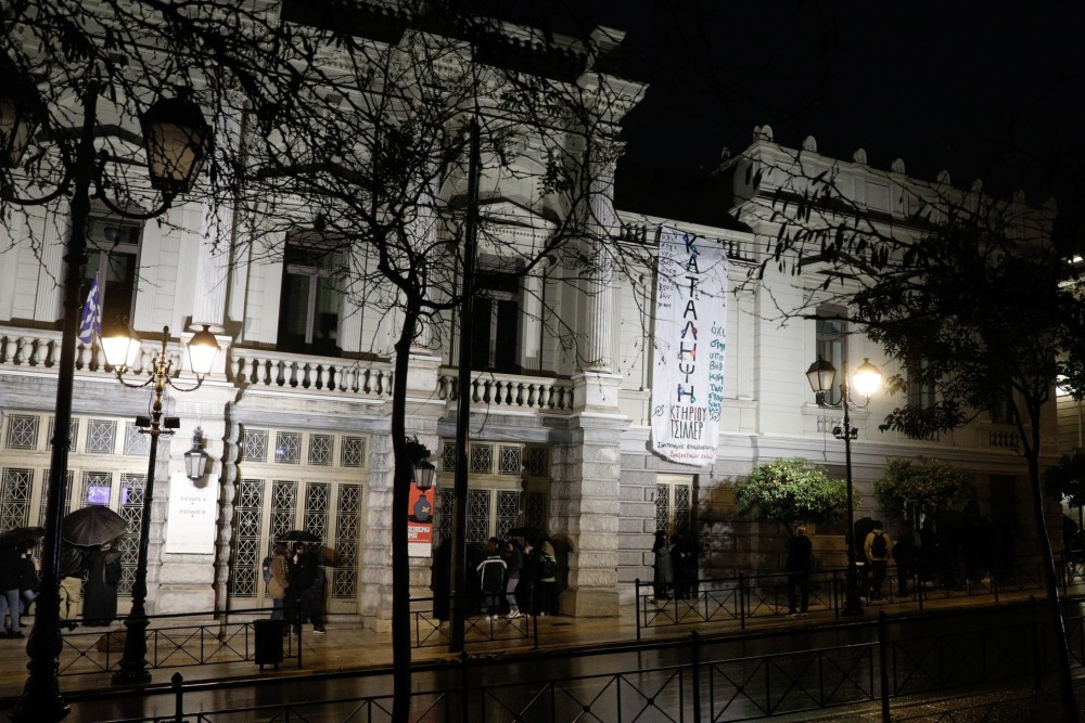 Κλειστή αυτήν την ώρα η Αγίου Κωνσταντίνου λόγω συγκέντρωσης ηθοποιών στο Εθνικό Θέατρο