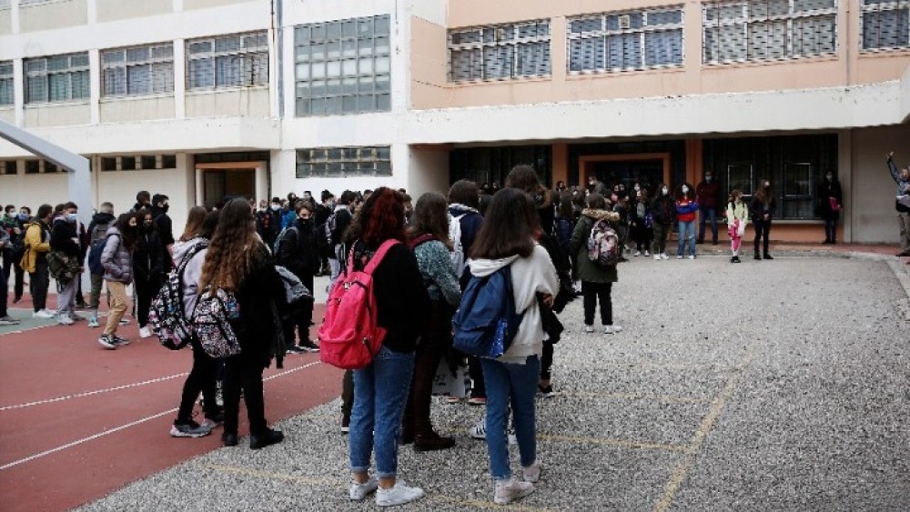 «Πάρε όταν φτάσεις»: Μαθητές στέλνουν μήνυμα για τα θύματα των Τεμπών με σχολικές τσάντες