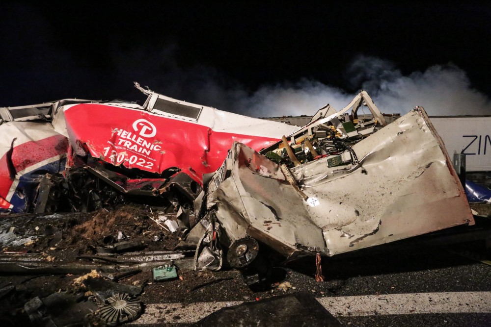 Τραγωδία στα Τέμπη: 16 νεκροί, 85 τραυματίες και εγκλωβισμένοι από τη φονική σύγκρουση δύο τρένων