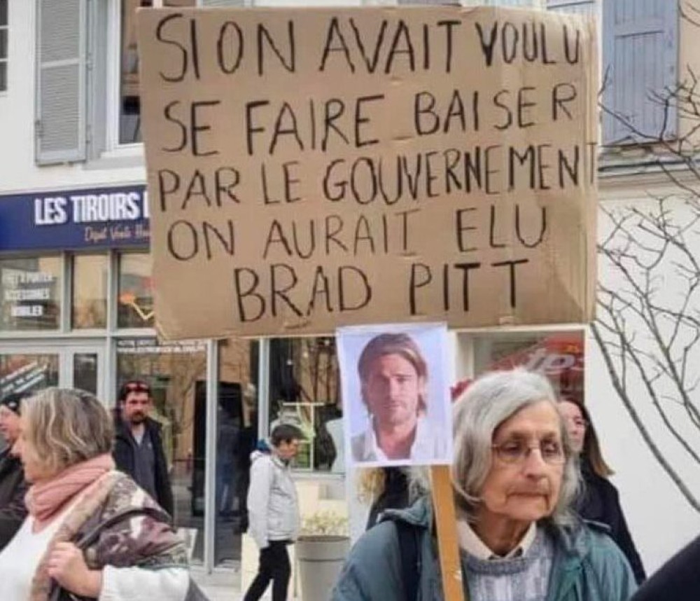 Viral η Γαλλίδα με το πλακάτ: «Αν θέλαμε να μας γ@@@@ει η κυβέρνηση, θα είχαμε ψηφίσει τον Μπραντ Πιτ»