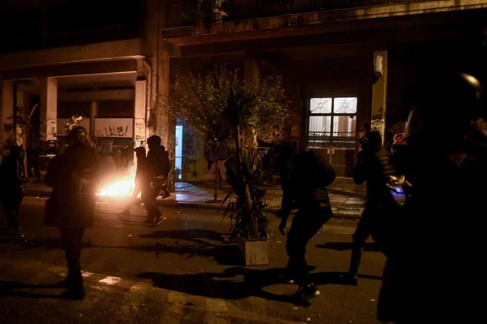 Πολυτεχνείο: Επίθεση με πέτρες και μολότοφ σε αστυνομικούς