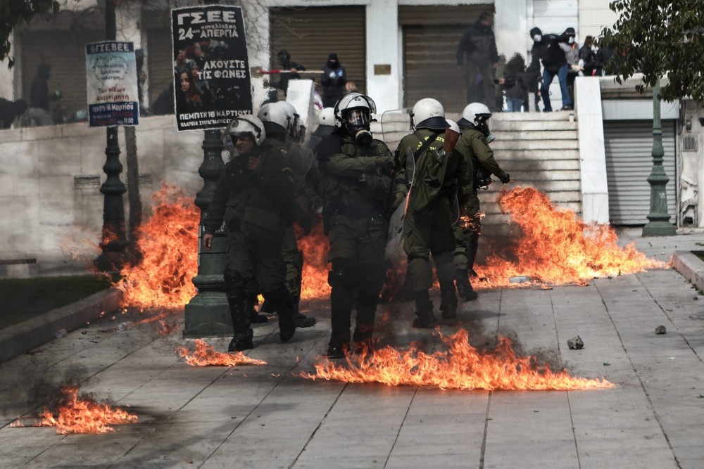 Επίθεση κουκουλοφόρων στο κέντρο της Αθήνας- Μολότοφ, πέτρες και βανδαλισμοί