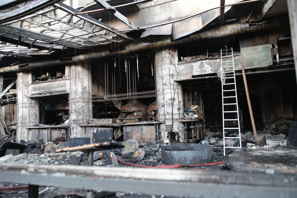 Στάχτη έγινε το εστιατόριο στη Νέα Σμύρνη &#8211; Υπό έλεγχο η φωτιά