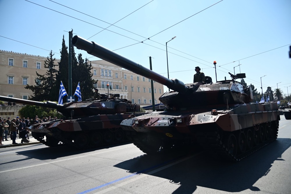 Μεγαλειώδης η στρατιωτική παρέλαση για την 25 Μαρτίου στην Αθήνα με Rafale, F-16 Viper και Marder (βίντεο-φωτό)