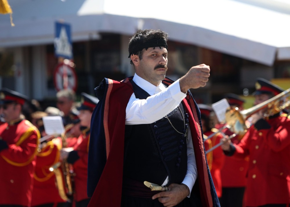 Λαμπρή παρέλαση στο Ηράκλειο-Αυγενάκης: Αποτίουμε φόρο τιμής σε όσους έπεσαν για να είμαστε εμείς ελεύθεροι