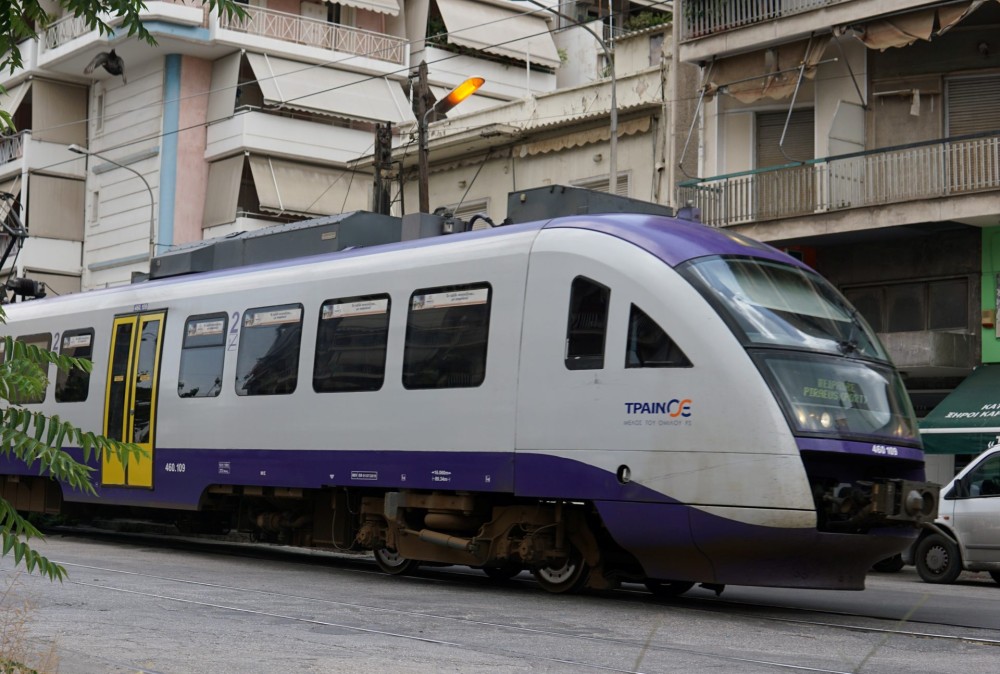 Hellenic Train: λόγω της πυρκαγιάς στην Αθηνών-Κορίνθου απαγορεύτηκε η κυκλοφορία του προαστιακού