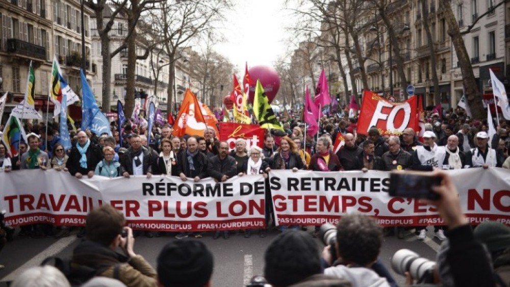 Σοβαρά επεισόδια στη Γαλλία κατά της συνταξιοδοτικής μεταρρύθμισης του Μακρόν