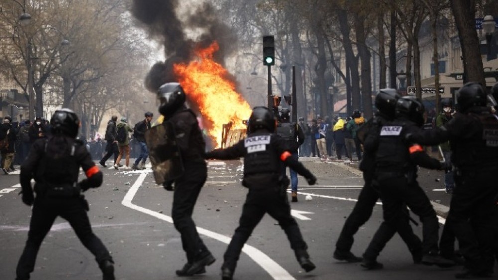 «Καζάνι που βράζει» η Γαλλία: Βανδαλισμοί, συλλήψεις, τραυματισμοί στα επεισόδια του «Γαλλικού Μάρτη» του 2023