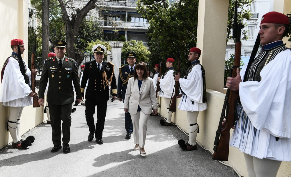 Επίσκεψη της Σακελλαροπούλου στην Προεδρική Φρουρά (Φωτογραφίες)