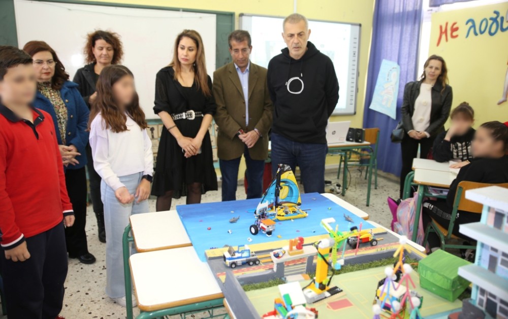 Ο Δήμαρχος Πειραιά Γιάννης Μώραλης σε σχολεία της πόλης