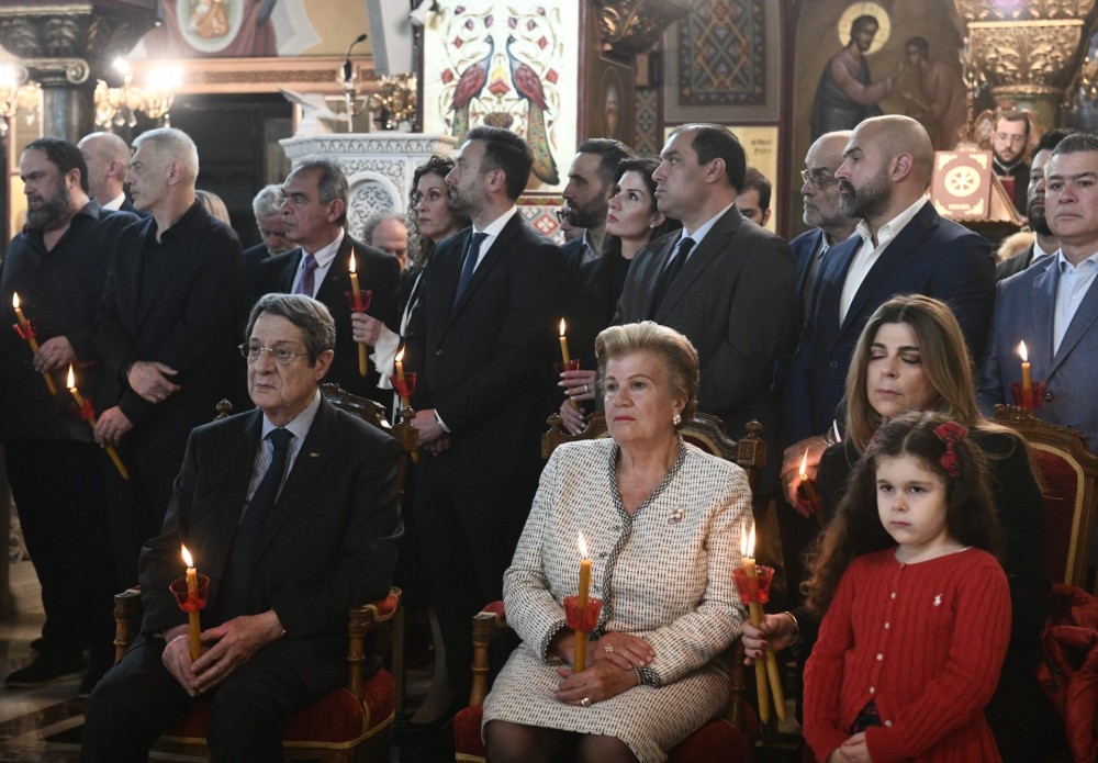 Παρουσία του πρώην Προέδρου της Κύπρου η Ακολουθία του Επιταφίου στην Ιερά Μητρόπολη Πειραιώς (Φωτογραφίες – Βίντεο)