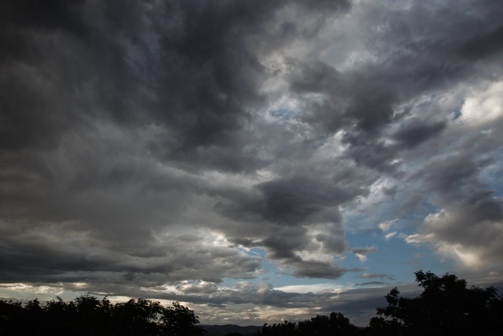 Ο καιρός τη Μ. Παρασκευή: Βροχές, καταιγίδες και αφρικανική σκόνη
