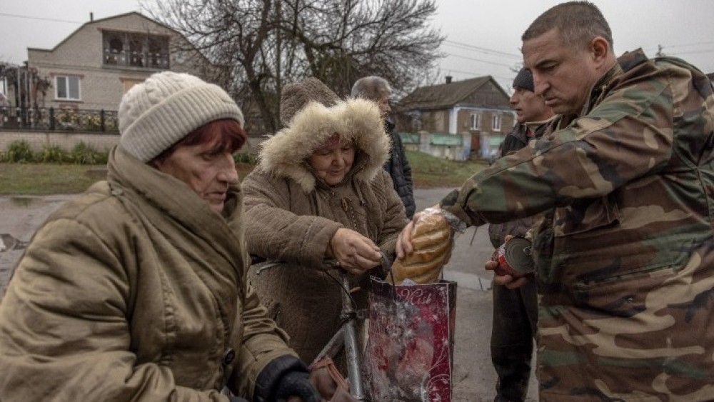 Κάτοικοι εγκαταλείπουν τη Χερσώνα λόγω των ρωσικών βομβαρδισμών
